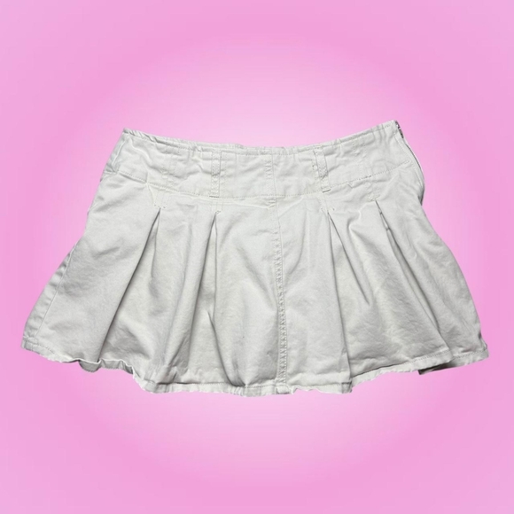 refuge Dresses & Skirts - Refuge Low Rise White and Cream Pleated Mini Skirt With Built-In Shorts